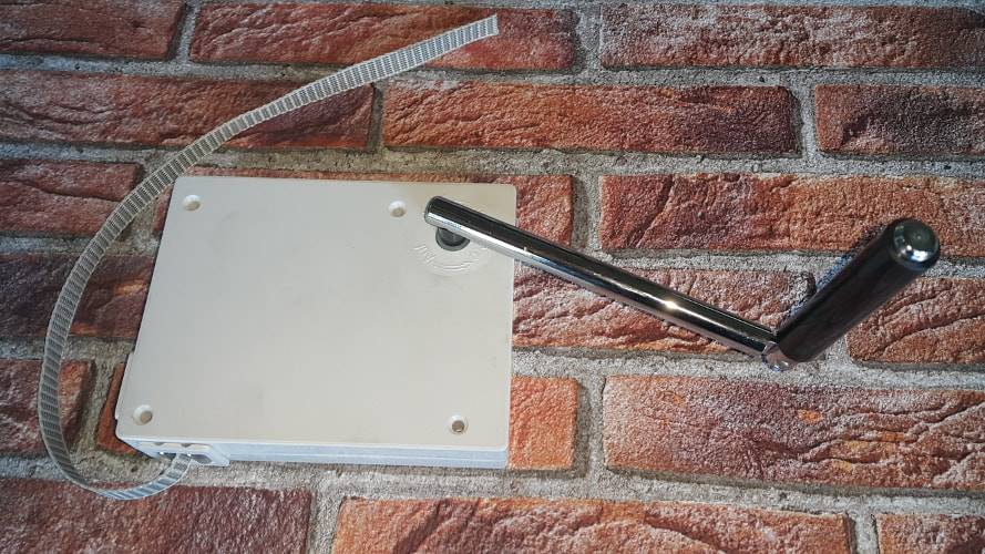 Tabachera cu banda si manivela